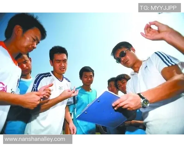 重庆足球队配合引发热议球迷对战术执行和队员默契提出质疑